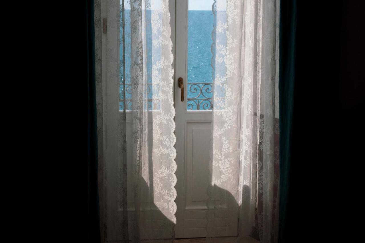 B&B Le Finestre Sul Mare Taranto Eksteriør billede