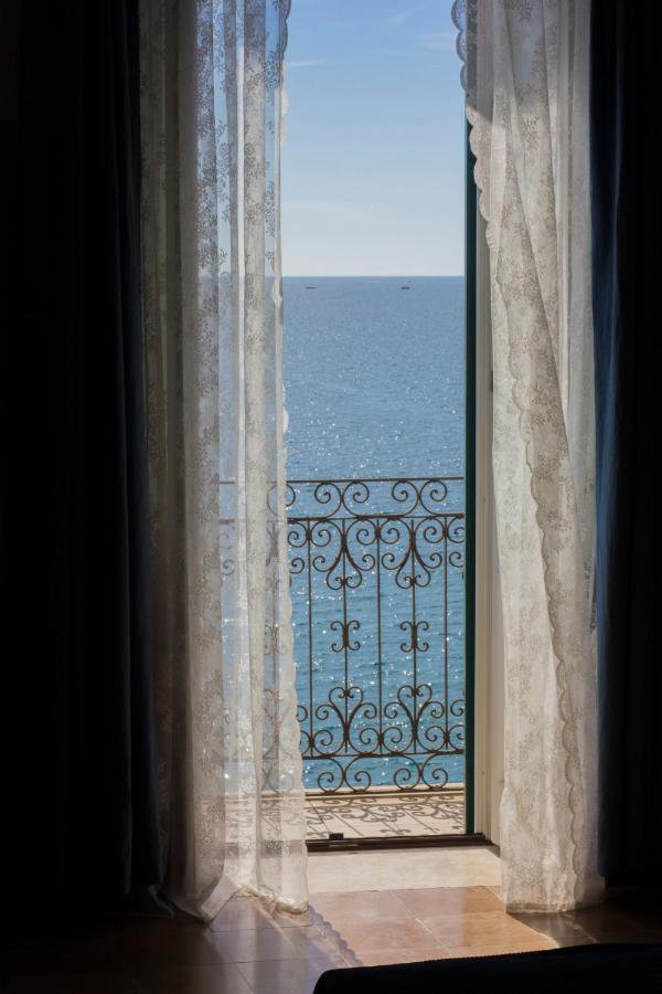 B&B Le Finestre Sul Mare Taranto Eksteriør billede